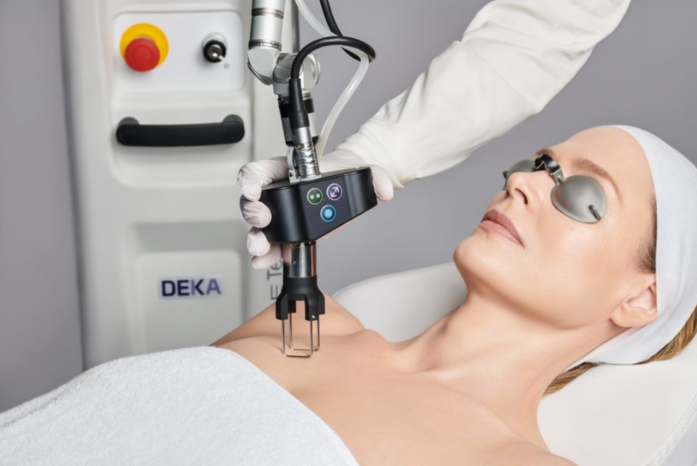 Equipo láser DEKA en tratamiento médico-estético